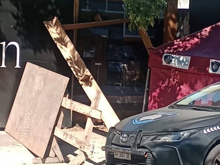 Cayó un andamio en Villa Devoto y mató a una joven de 20 años que caminaba por la vereda