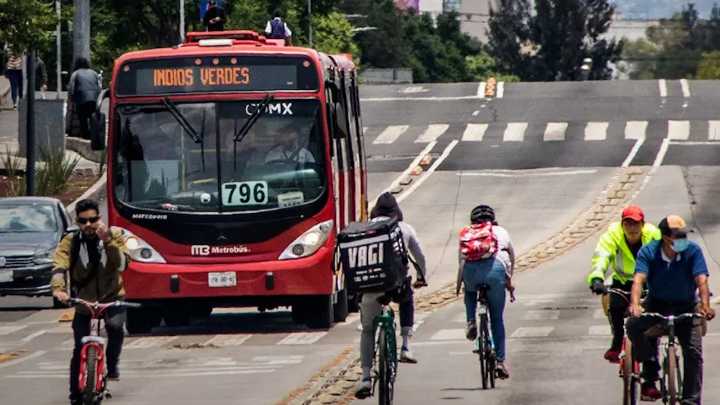 Unidad de Metrobús de L5 arrolla a ciclista que invadió carril confinado; víctima muere