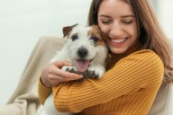 Cómo mantener felices a perros y gatos cuando se quedan solos en casa