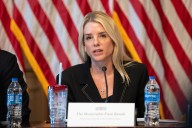 Trump utilizará «todos los medios necesarios» para evitar ingreso de drogas a EE. UU., advirtió Pam Bondi