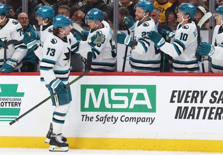 Deadspin | Sharks rally from 4-goal 3rd-period deficit to stun Penguins in OT