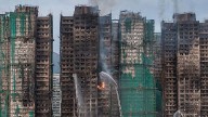 Confirman que hay 13 detenidos por incendio en Hong Kong: apuntan problema en mallas de contención