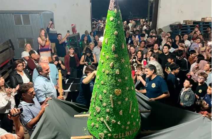 Gilbert presentó el árbol navideño de chocolate más grande del país: fue degustado por los vecinos