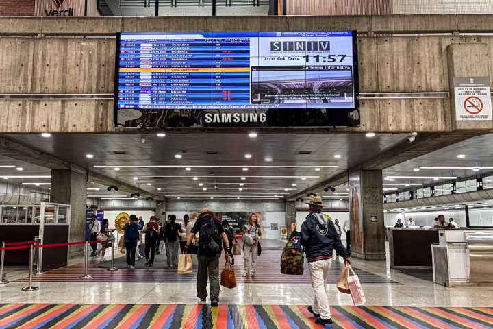 "Si lo escuchan a uno hablando un poquito de más (en el aeropuerto) es un problema"