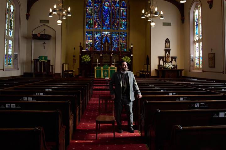 Los inmigrantes han dejado de asistir a iglesias hispanas ante el temor de ser deportados