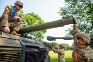 Estados Unidos entrega 250 vehículos blindados pesados para uso militar por un dólar