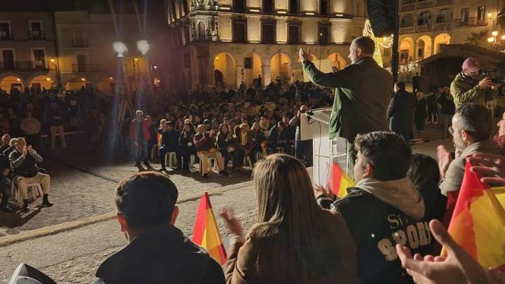 VIDEO | Cientos de personas reciben a Abascal en Trujillo