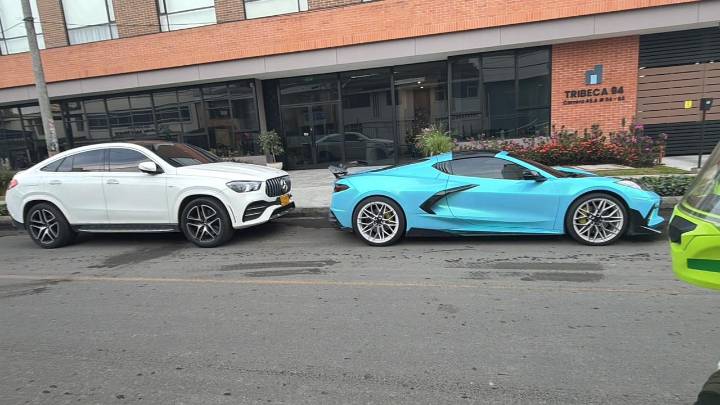 Conductor habría presuntamente desafiado a Policía tras dejar mal parqueado un lujoso carro en Bogotá: “¿La multa?, se la pago mil veces”