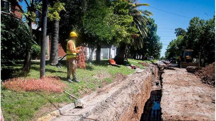 La Municipalidad de Paraná mejora el servicio de agua potable y realiza tareas de bacheo