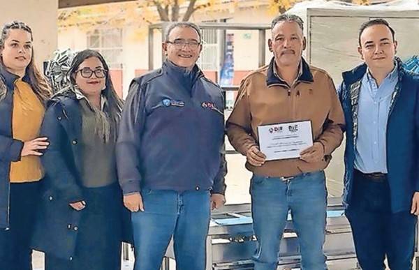 Entregan equipo para cocinas y comedores escolares