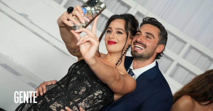 Las fotos más románticas de Flor Jazmín Peña y Nico Occhiato en Personajes del Año 2025 de Revista GENTE