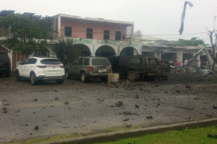 Van 3 muertos por estallido de auto con artefacto en Michoacán