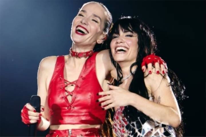 En Uruguay. Lali y Natalia Oreiro cantaron juntas y encendieron al público con un apasionado beso