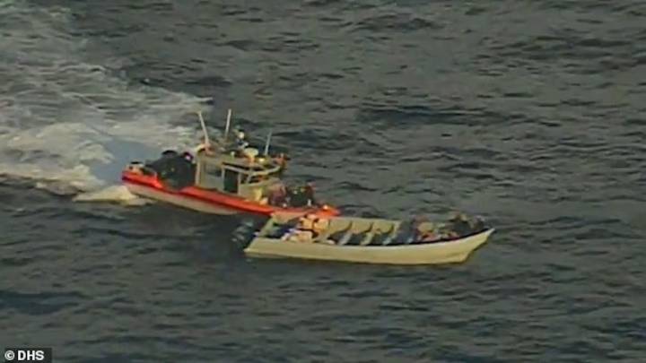 Francotirador de Estados Unidos neutraliza embarcación presuntamente narco desde un helicóptero: el video del operativo