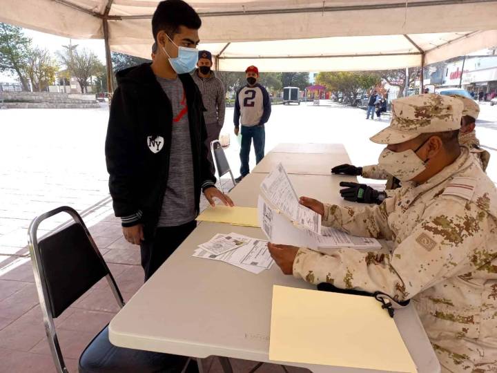 Jóvenes de la clase 2006 deben recoger cartillas en Sabinas