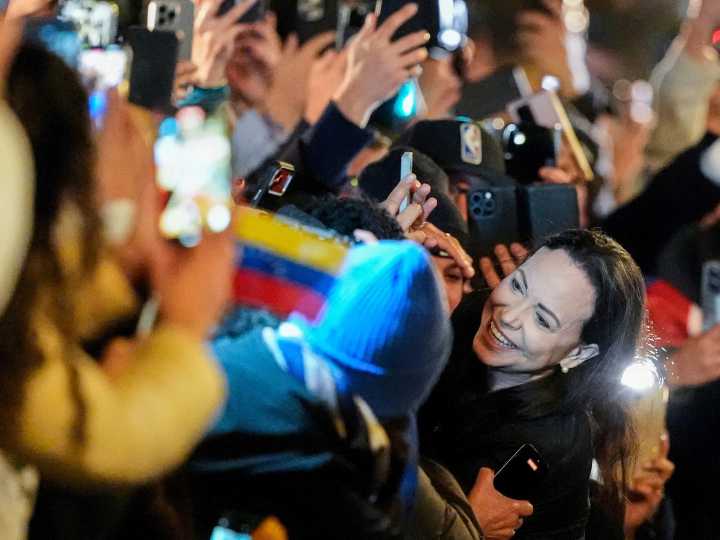 Las fotos y los videos de María Corina Machado en Noruega: el afecto de sus seguidores y un abrazo emotivo con su hija