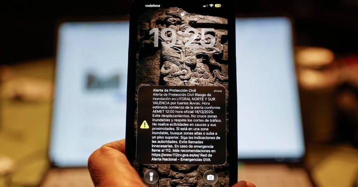 Alerta roja en todo el litoral de Valencia por las tormentas de 'Emilia'