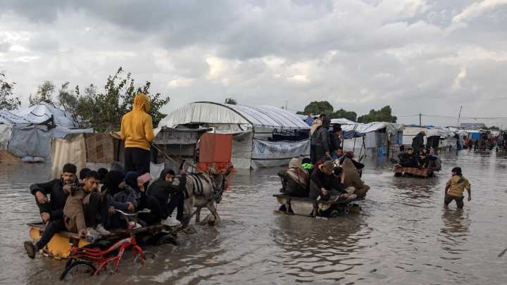 Fuertes lluvias en la Franja de Gaza dejan al menos 10 muertos por el frío y derrumbe de edificios, y más de 1.500 desplazados por inundaciones