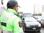 Miraflores: taxista atropella a trabajadora de limpieza e intenta darse a la fuga