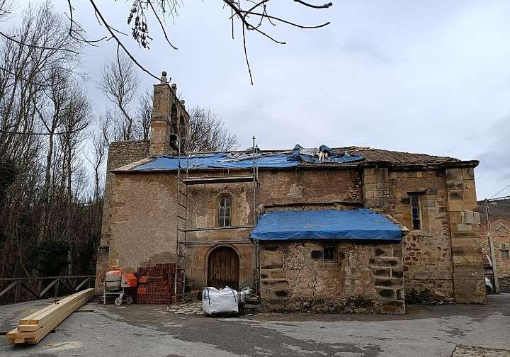 El Obispado repara la cubierta de la iglesia de Fontibre y evita su ruina