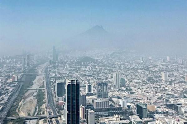 Fabrican en Monterrey para EU y regios sufren aire sucio