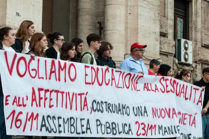 Nueva batalla cultural en Italia: proyecto propone educación sexual solo con permiso de los padres