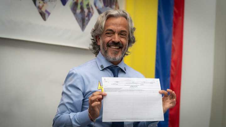 Juan Daniel Oviedo inscribió sus listas al Congreso y reúne las últimas firmas para su aspiración presidencial
