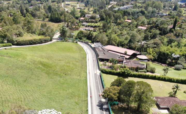 Adjudican licitación para pavimentación de 537 km de vías en Antioquia