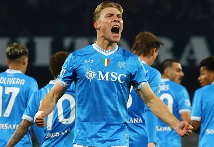 Napoli vuelve a la cima de la Serie A tras un sufrido triunfo ante la Juventus