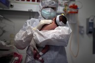 Hispana da a luz a bebé que se gestó fuera del útero, en Los Ángeles