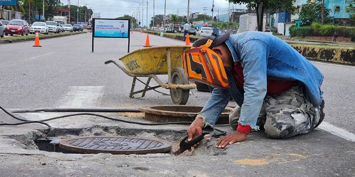 Reparan boca de visita en la avenida Bella Vista