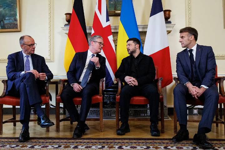 Zelenski, antes de su reunión con Starmer, Merz y Macron: "¿Qué harán nuestros socios si Rusia comienza la guerra de nuevo?"