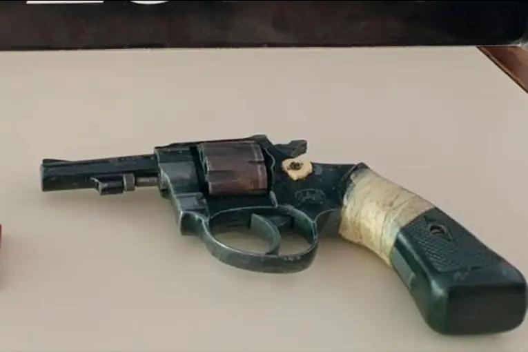 Manipulaba un revólver, se hirió accidentalmente y terminó detenido por tenencia ilegal