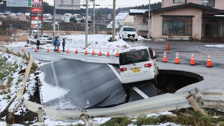 Tsunami en Japón: tras un terremoto de magnitud 7,5 hay más de 100.000 evacuados y 30 heridos