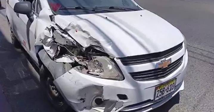 Camioneta estacionada es impactada por automóvil en la Av. Mariano Lino Urquieta