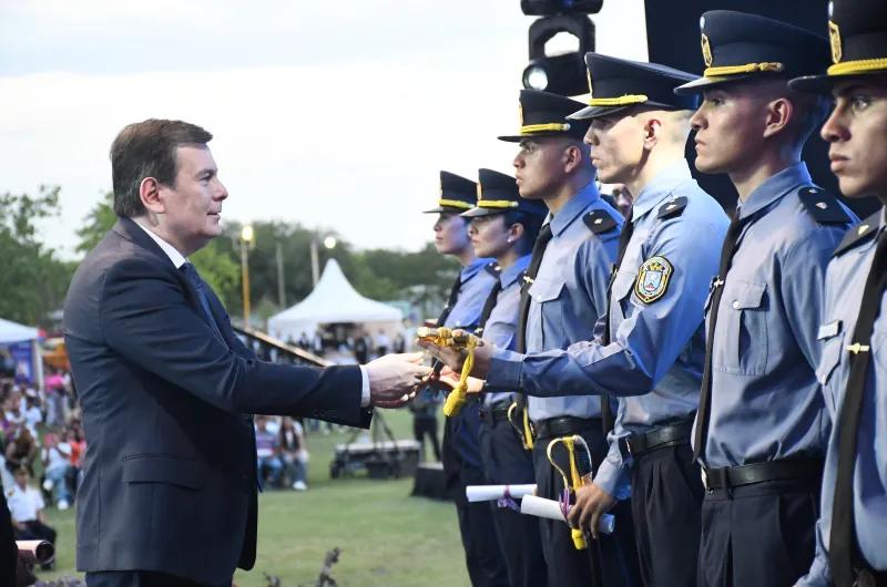 El gobernador Zamora encabezó el acto de egreso de 102 oficiales ayudantes y 6 agentes del programa "Puentes Azules" de la Policía