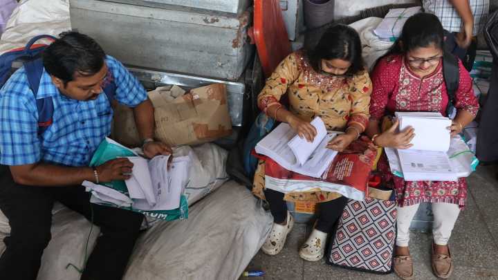 Special Intensive Revision of Electoral Rolls: Last-minute rush in form submission as EC keeps Bengal out of extension list