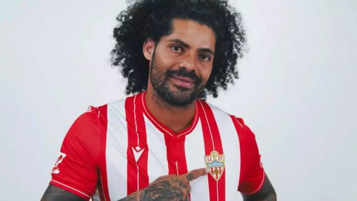 Detenido tras un accidente de tráfico con positivo en alcohol el futbolista Aridane (Almería)