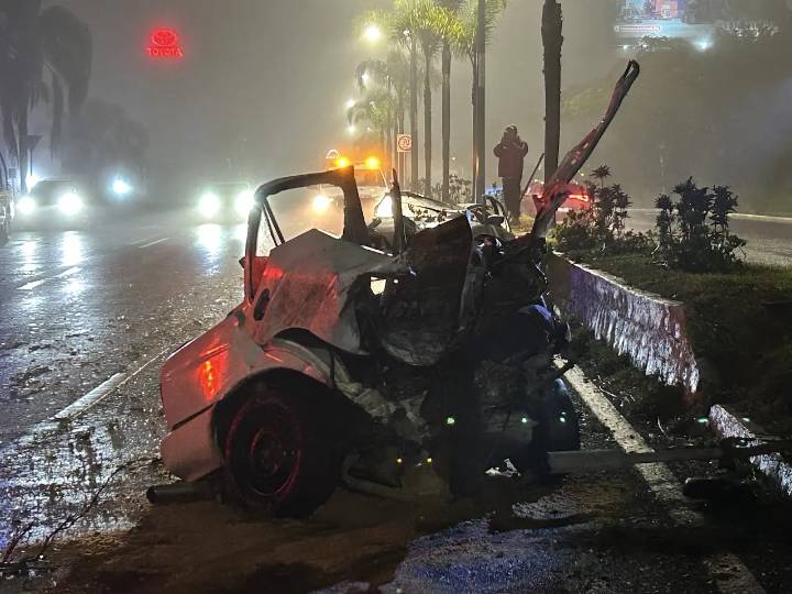 Auto termina partido en dos tras choque; el conductor sobrevivió