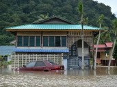 Más de mil muertos tras devastadoras inundaciones en Asia