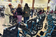 Entrega DIF Estatal sillas de ruedas en Pueblito Mexicano