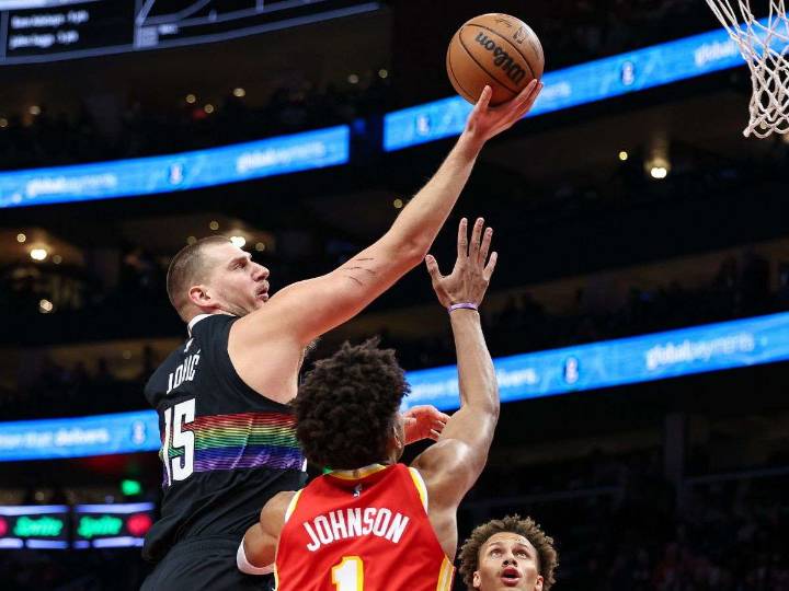 Nikola Jokic lideró a Nuggets en una agónica remontada