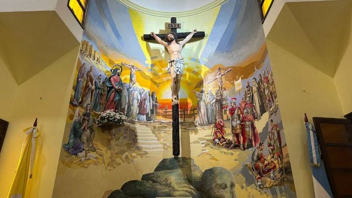 Festivo Día de la Virgen en barrio Altos del Valle con la inauguración de un mural de la crucifixión