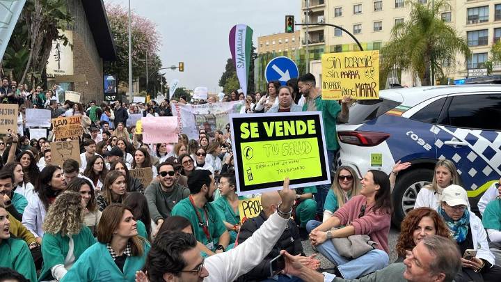 La huelga médica en Andalucía suspende miles de consultas e intervenciones tras cuatro días de parón: "Tenía revisión del infarto y me vuelvo a casa"