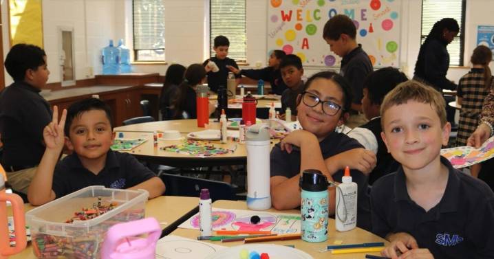 Orientan a familias hispanas en la escuela católica San Martin de Tours