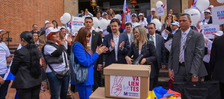 Vicky Dávila entregó 1,3 millones de firmas a la Registraduría