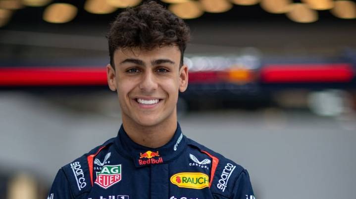 Quién es Arvid Lindblad, el joven piloto que manejará un Red Bull y es señalado como sucesor de Verstappen