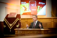 Page cree que Pedro Sánchez no será más respetado por Puigdemont «de rodillas» que «de pie»