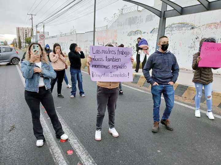 Padres de familia cierran guardería y bloquean la carretera 57 en protesta