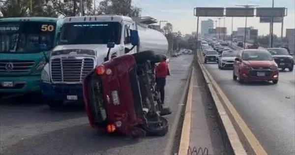 Choque y volcadura en Salvador Nava deja únicamente daños